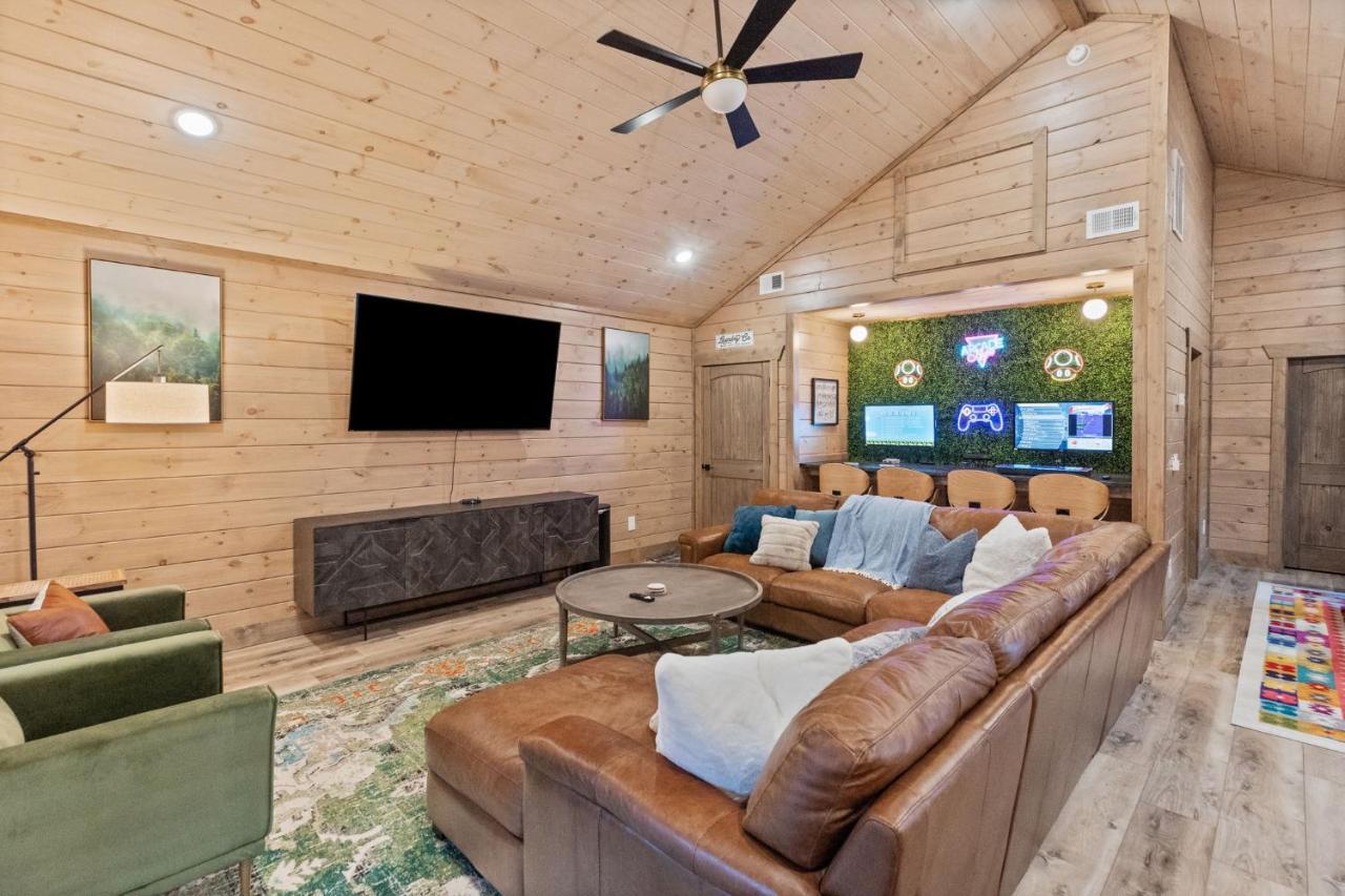 Villa Mins To Gburg Sleeps 8 Hot Tub Arcade Area Pool Gatlinburg Exterior foto